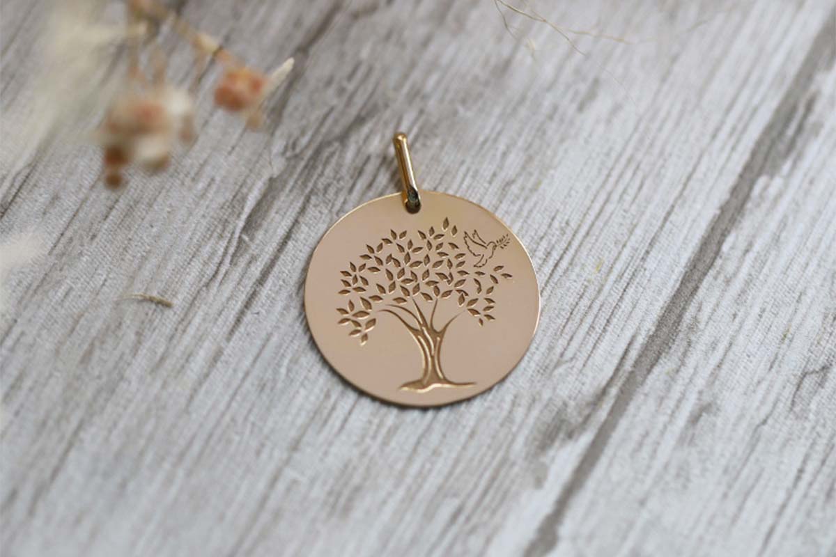 medaille personnalisee femme arbre de vie